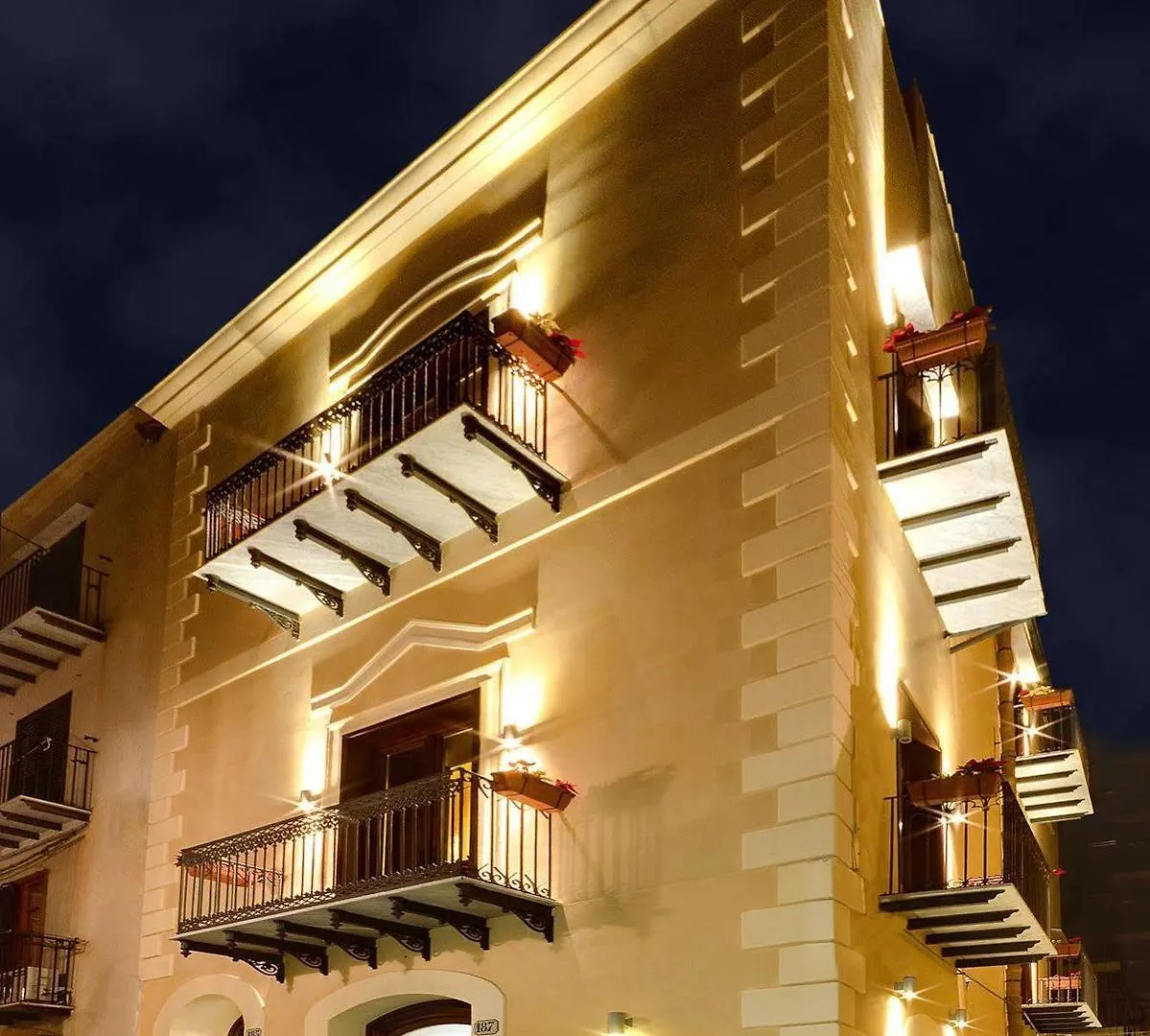 Hotel La Plumeria contacts